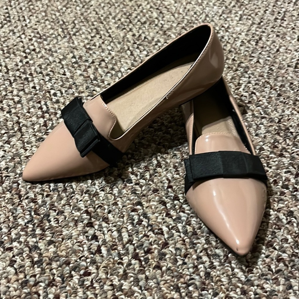 ASOS DESIGN Luan bow pointed ballet flats in Beige patent - Picture 2 of 6